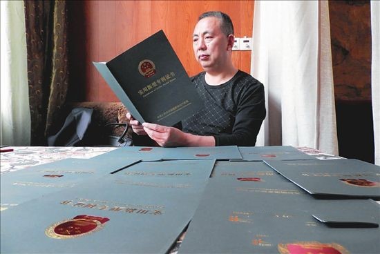 南充農民發明家 廢木堆里刨出10余項專利