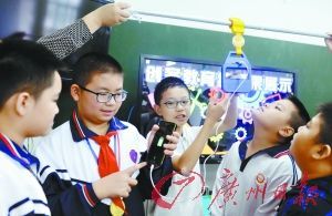 廣州小學生發明公交車拉環變充電器 廣州小學生發明公交車拉環變充電器